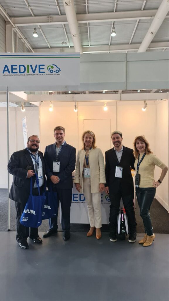 Junto a los compañeros de AEDIVE, en una visita de la FEVEMP en el Mubil Expo de Irun